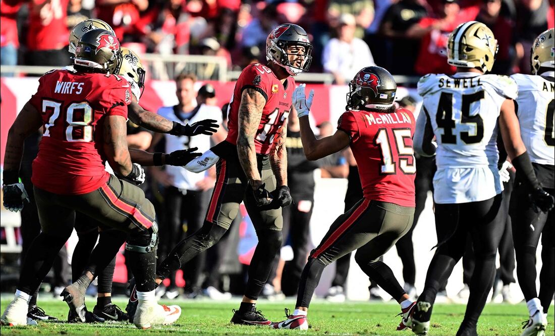 Mike Evans (13) de los Tampa Bay Buccaneers celebra tras superar las mil yardas por recepción en la temporada durante el juego contra los New Orleans Saints. FOTO: AFP