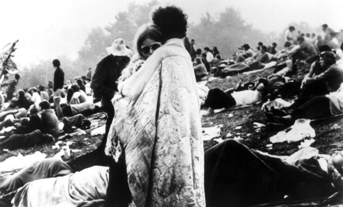 Una pareja abrazada durante el Festival de Arte y Música de Woodstock en Bethel, N.Y. (Foto AP)
