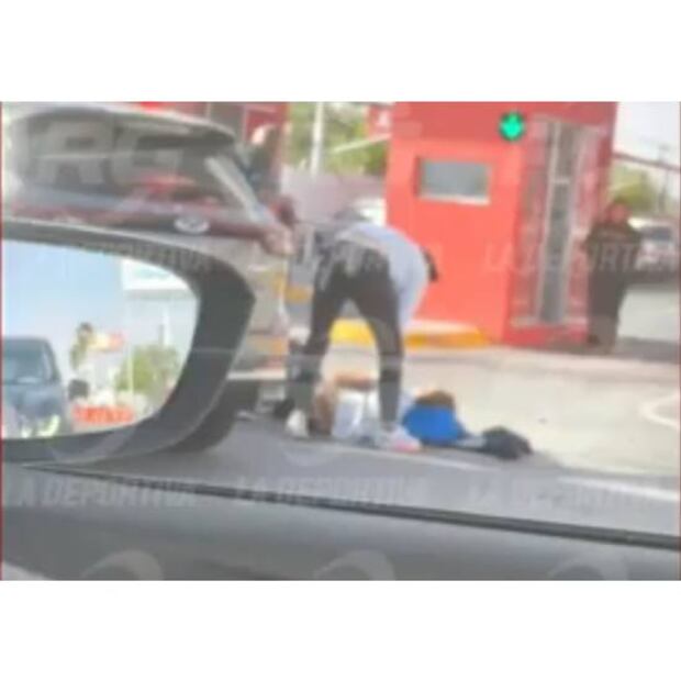 Se viralizó una foto de Paunovic ayudando a un motociclista que habría sido atropellado. Foto: Especial