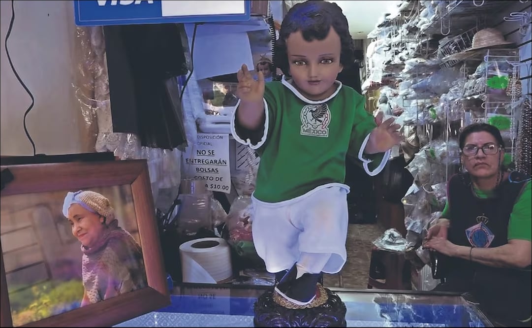Así luce la vestimenta del Niño Dios inspirado en el uniforme de la Selección Mexicana. FOTO: ALBERTO GONZÁLEZ | EL UNIVERSAL
