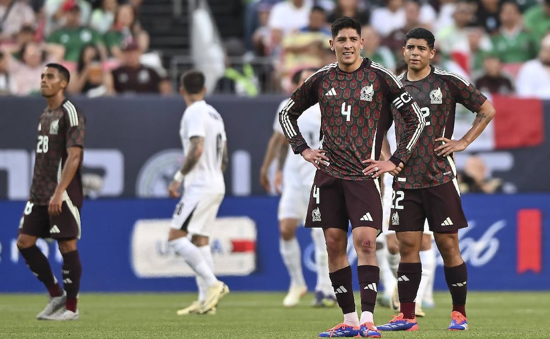 Los jugadores de la Selección Mexicana, incrédulos ante la goleada ante Uruguay. Foto: Imago7