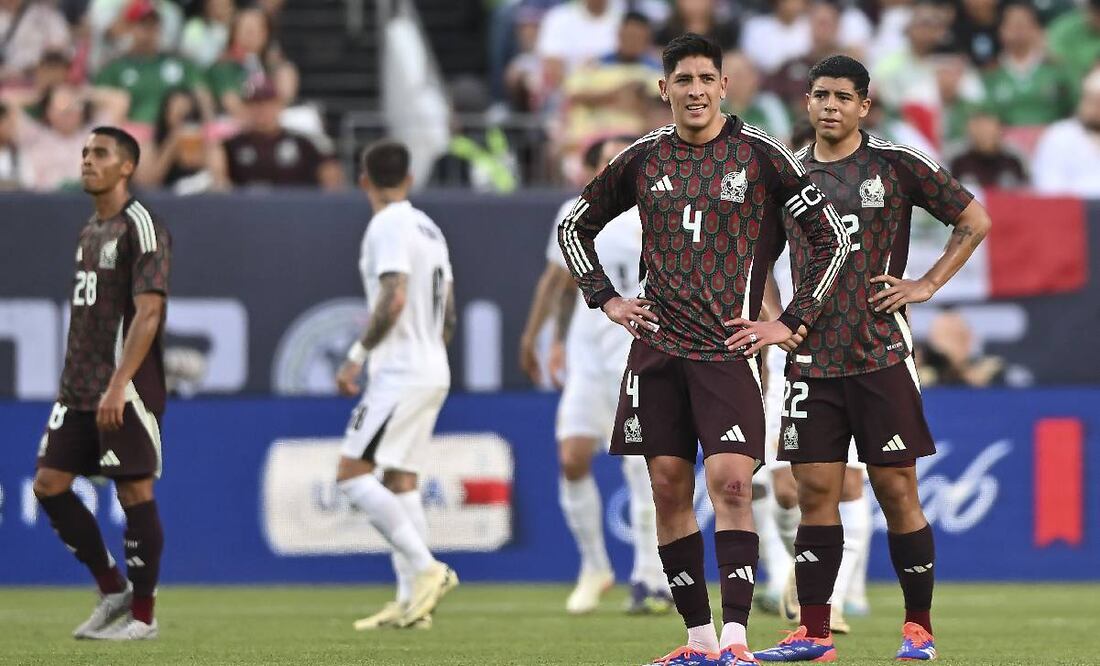 Los jugadores de la Selección Mexicana, incrédulos ante la goleada ante Uruguay. Foto: Imago7