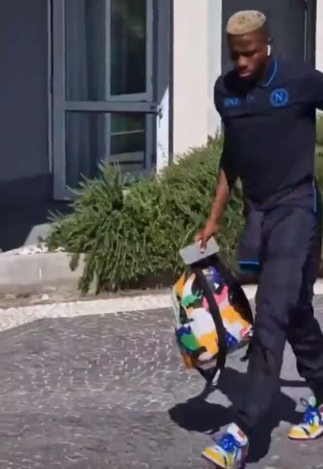 Osimhen llegó al entrenamiento sin saludar a sus compañeros / Foto: Especiales