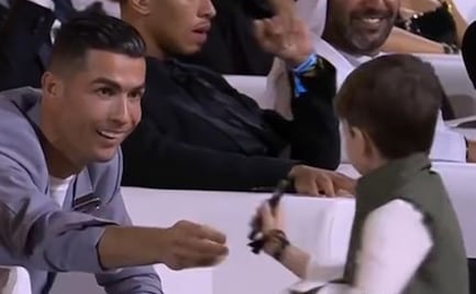Niño "burla" la seguridad de los Globe Soccer Awards para conseguir un autógrafo de Cristiano Ronaldo