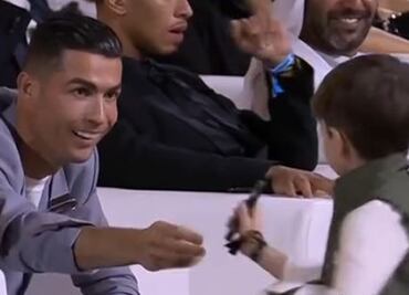Niño "burla" la seguridad de los Globe Soccer Awards para conseguir un autógrafo de Cristiano Ronaldo