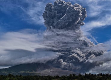 La erupción del volcán Sinabung en Indonesia y otros desastres