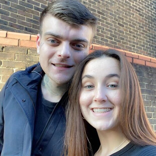 Mujer viaja a Inglaterra a conocer a su novio online y él la asesina