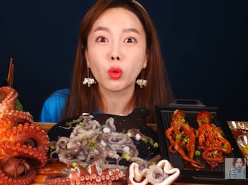 Piden cancelar canal de youtuber que tortura y come animales vivos