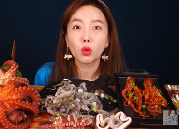 Piden cancelar canal de youtuber que tortura y come animales vivos