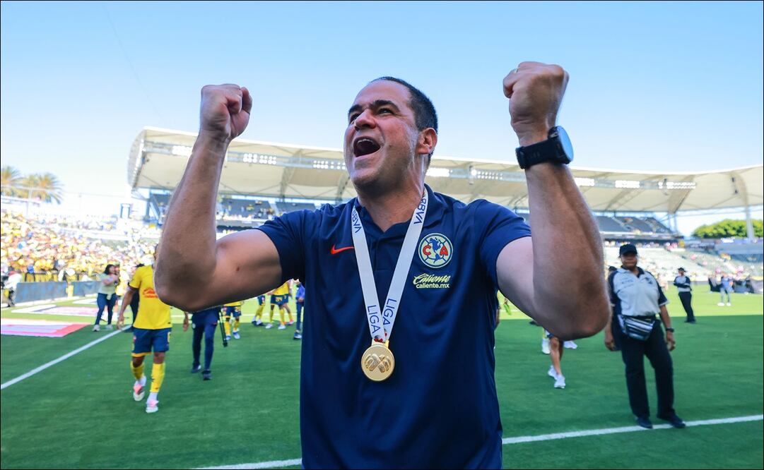 André jardine celebra tras conquistar la Supercopa MX con el América. FOTO: Imago7