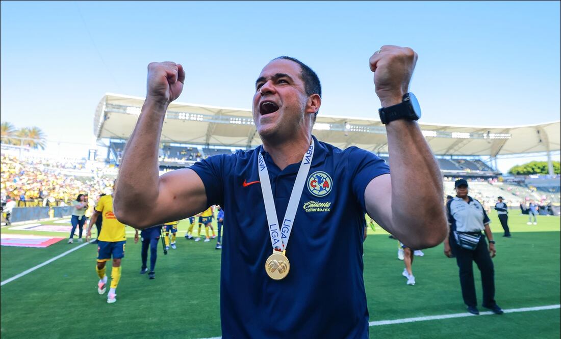 André jardine celebra tras conquistar la Supercopa MX con el América. FOTO: Imago7