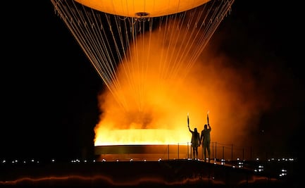Encienden el pebetero olímpico en forma de globo aerostático que sobrevolará París