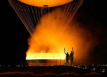 Encienden el pebetero olímpico en forma de globo aerostático que sobrevolará París