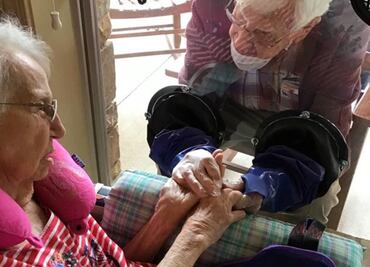 Crea “ventana” para que sus padres puedan abrazarse durante la pandemia