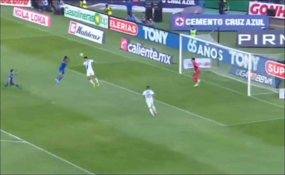 Ángel Sepúlveda remata de cabeza a las manos del portero Esteban Andrada. FOTO: Captura