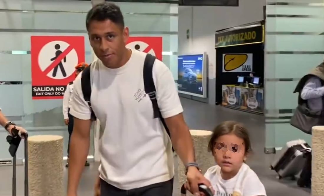Luis Romo llegó esta tarde a la CDMX para reportar con Cruz Azul. Foto: Especial