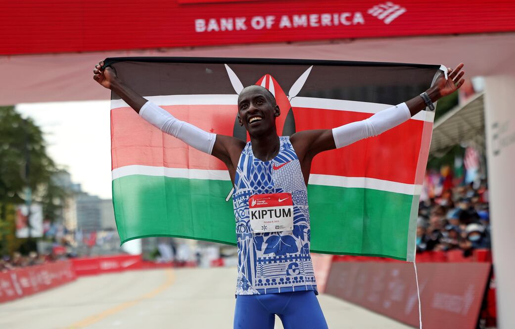 El keniano Kelvin Kiptum festeja su victoria con récord mundial en el Maratón de Chicago, el domingo 8 de octubre de 2023. (Eileen T. Meslar/Chicago Tribune vía AP)
