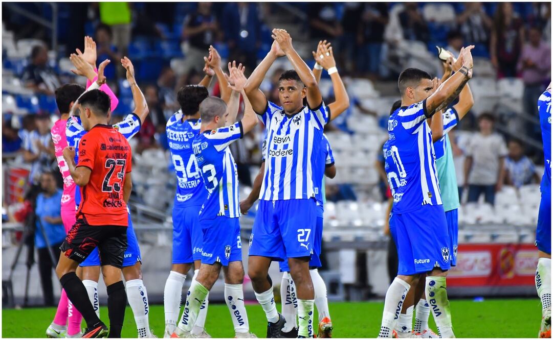 Rayados agradeciendo a su afición ante Xolos / FOTO: Imago7