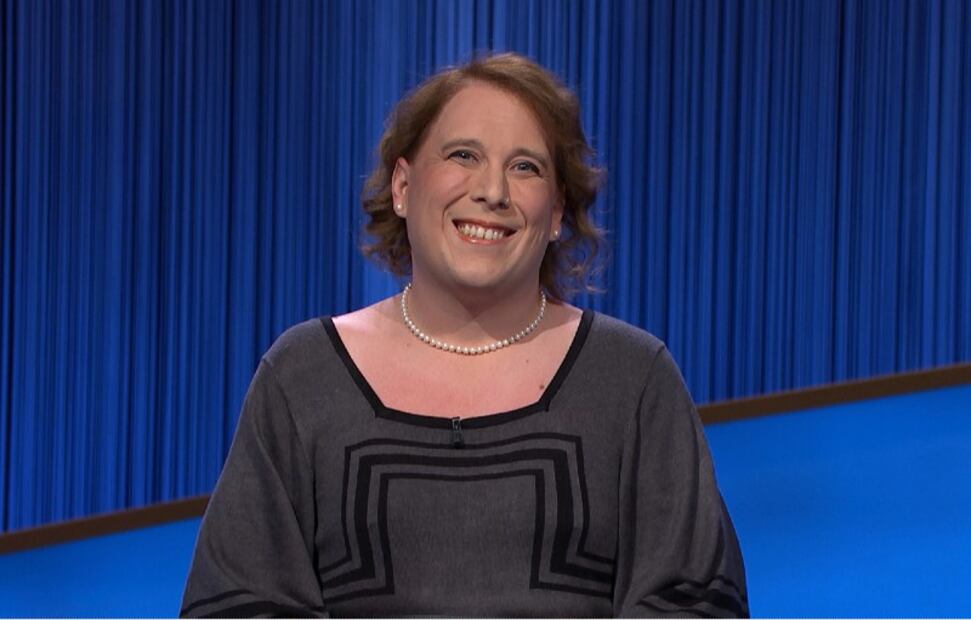 Mujer impone récord al ganar en “Jeopardy!” más de un millón de dólares