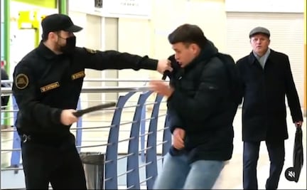 Influencer golpea a las personas sin cubrebocas y así reaccionan