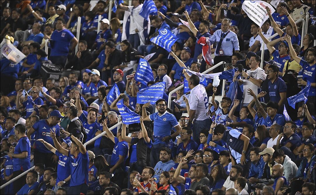 Aficionados de Cruz Azul apoyan a su equipo desde la tribuna. FOTO: Imago7