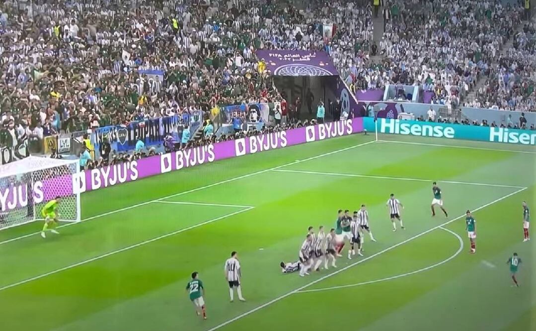 Alexis Vega casi le marcó gol de tiro libre al Dibu Martínez en el Mundial de Qatar 2022. Foto: Especial