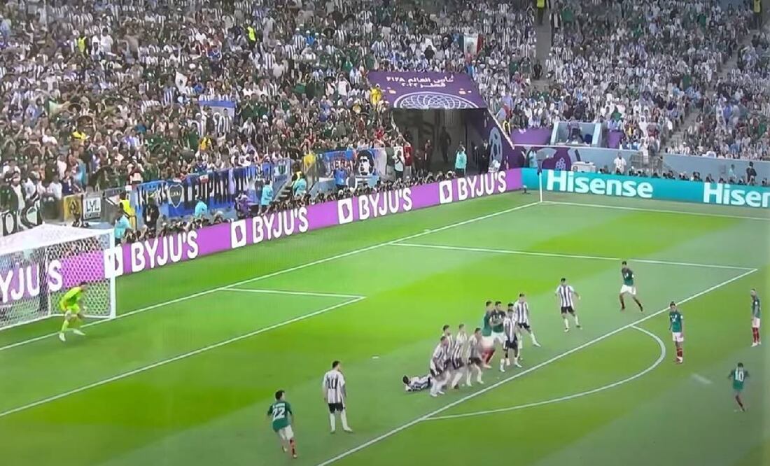 Alexis Vega casi le marcó gol de tiro libre al Dibu Martínez en el Mundial de Qatar 2022. Foto: Especial