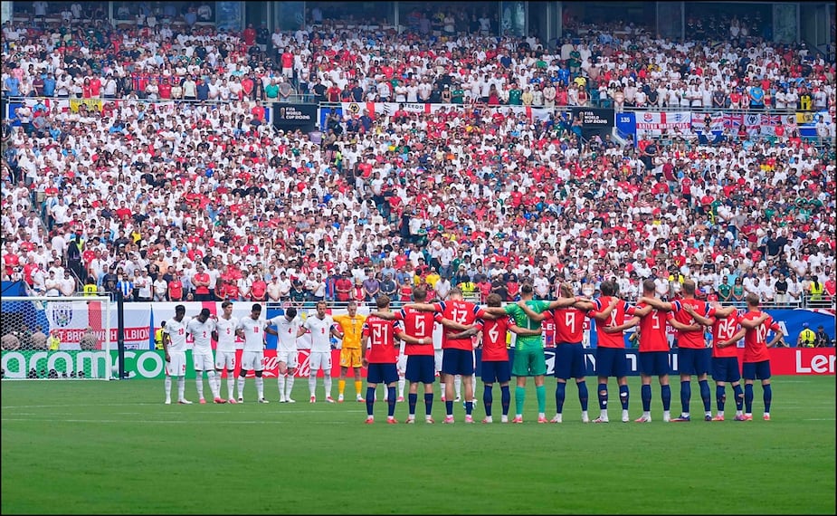 Jugadores de Inglaterra y Noruega recuerdan a Jayden Adams con un minuto de silencio. FOTO: Imago7