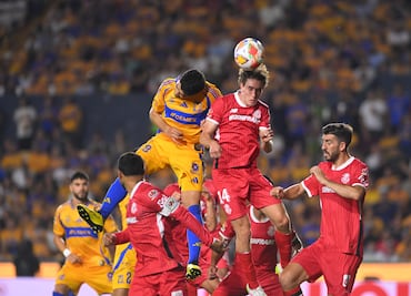 Tigres y Toluca empatan en el primer capítulo de las semifinales del Clausura 2025; todo se definirá en "El Infierno"