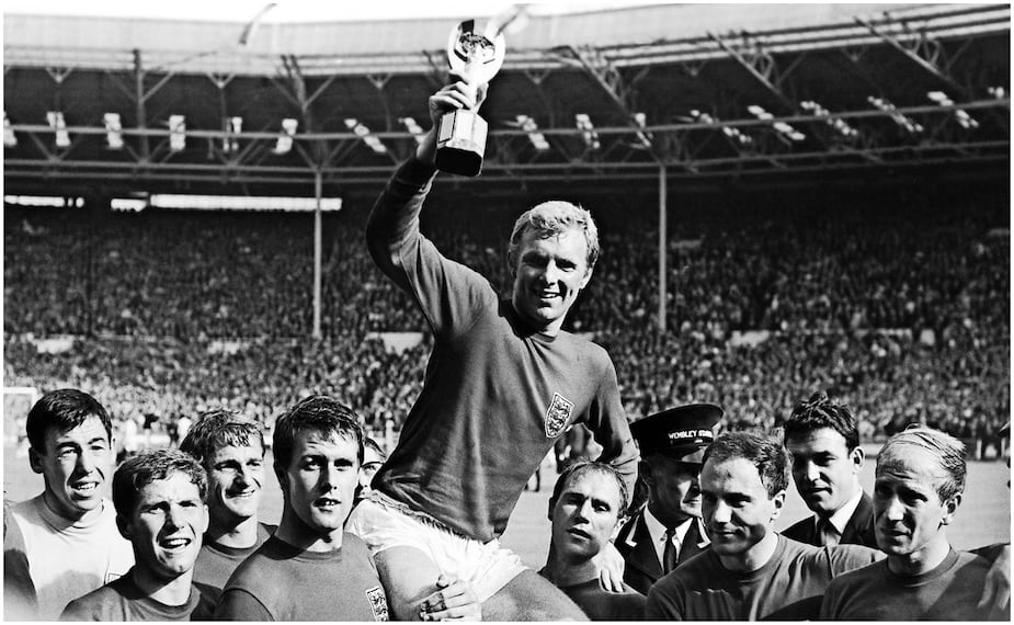 Bobby Charlton con el trofeo de campeón del mundo en 1966 / FOTO: AFP