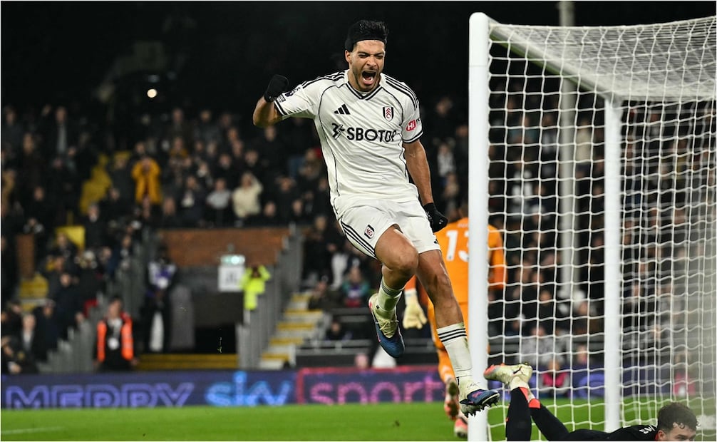 El mexicano Raúl Jiménez celebra su anotación frente al Nottingham. FOTO: AFP