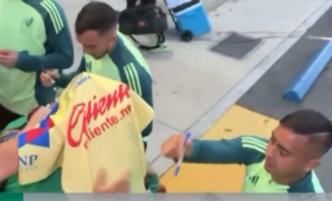 El Chiquito Sánchez ya firmó por primera vez una playera del América. Foto: Especial