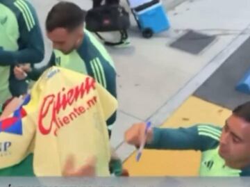 Erick Sánchez ya firmó su primera playera del América ¿su próximo equipo?
