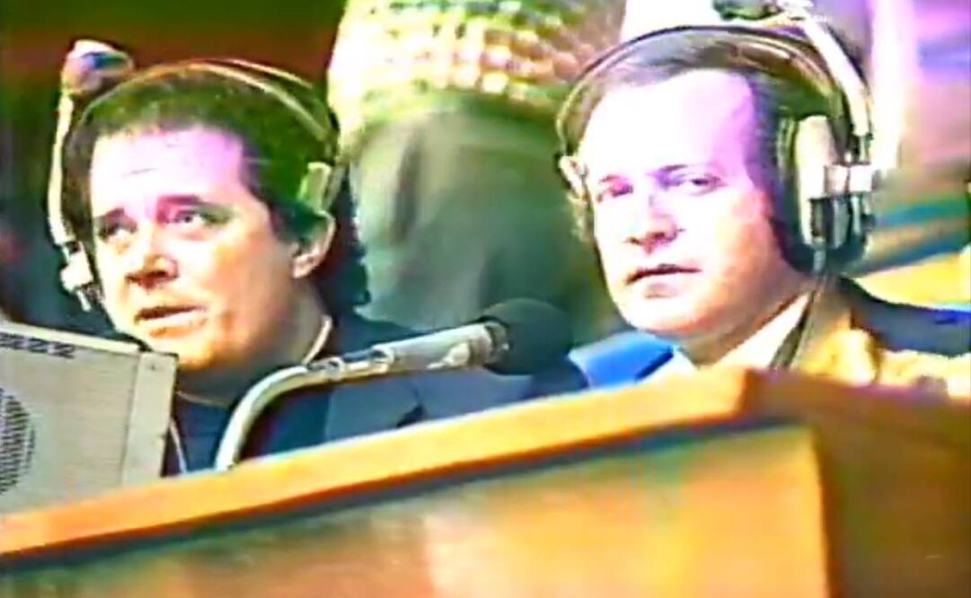 José Ramón Fernández y Raúl Orvañanos, narrando juntos un Clásico Nacional para Imevision. Foto: Especial