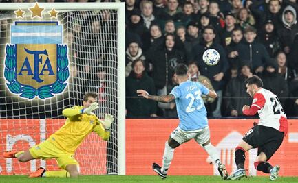 Medios argentinos destacan doblete de Giménez en Champions; preguntan si aún puede jugar para Argentina