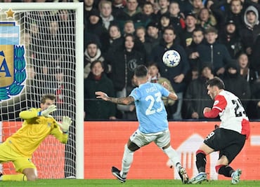 Medios argentinos destacan doblete de Giménez en Champions; preguntan si aún puede jugar para Argentina