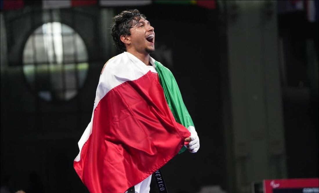 Juan Diego García celebra con la bandera tricolor la obtención de su medalla de bronce. FOTO: @COPAME