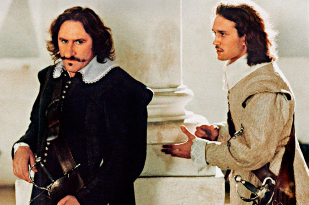 Cyrano (Gérard Depardieu), un poeta y espadachín, vive enamorado de Roxane en secreto, pero como cree que su amor es imposible, ayuda a su rival amoroso escribiendo románticas cartas a su nombre. (Foto: Caméra One/CNC)