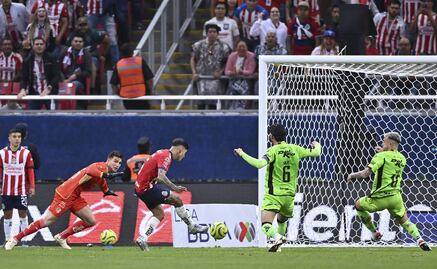 ¡Chivas andan bravas! El Guadalajara hiló su tercera victoria en Liga con su contundente victoria ante Juárez