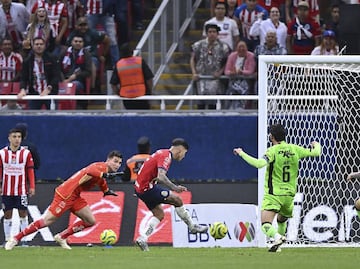 ¡Chivas andan bravas! El Guadalajara hiló su tercera victoria en Liga con su contundente victoria ante Juárez
