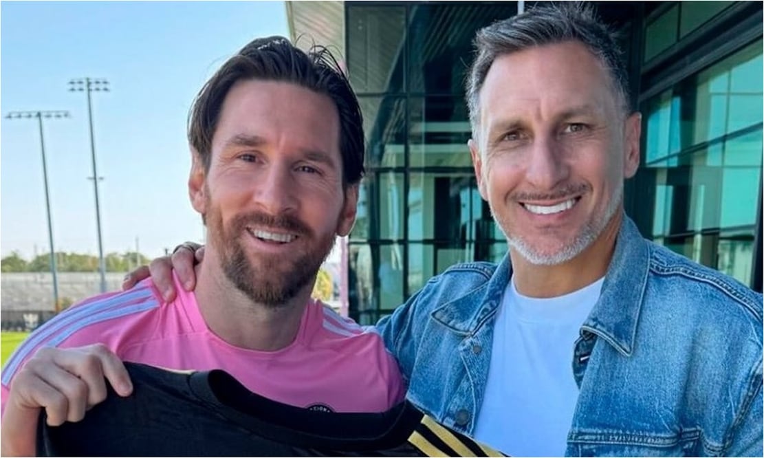 Leo Messi posa con la camiseta de Santiago Giménez Foto:Especiales