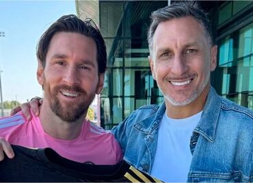 Lionel Messi presume la camiseta de México de Santiago Giménez