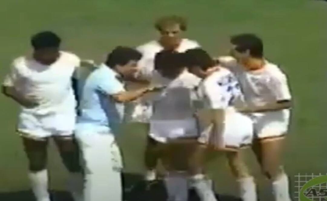 Una persona se acercó a ofrecerle algo a Maradona y le jugador parece que lo inhala. Foto: Especial