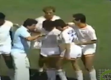 Maradona fue captado inhalando una sospechosa sustancia en la cancha después de un partido