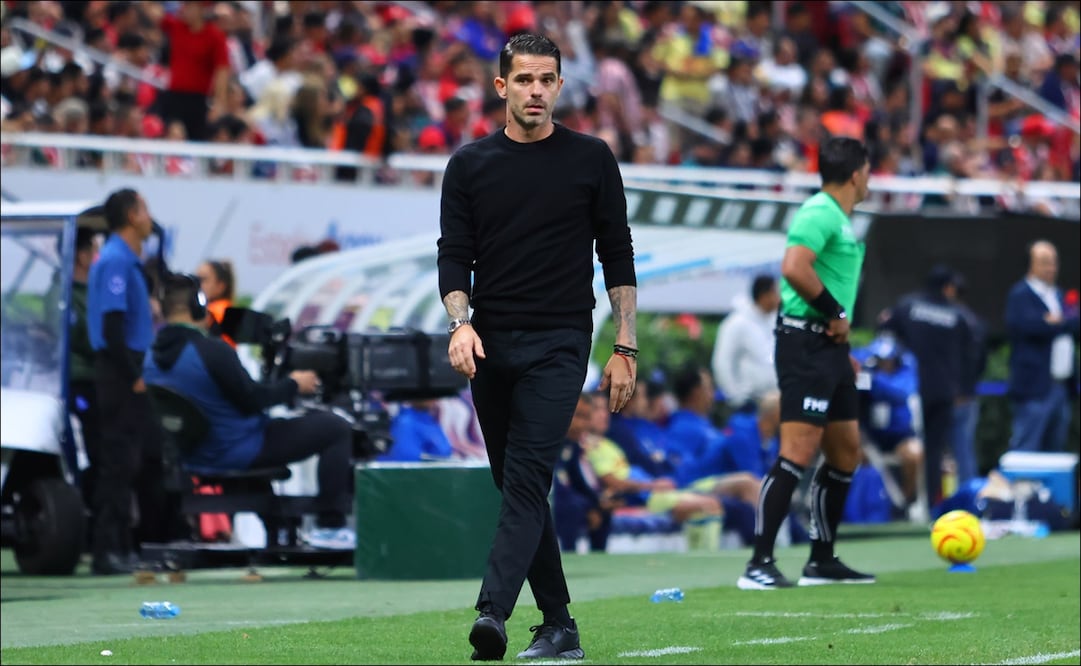 Fernando Gago observa las acciones en un partido de Chivas FOTO: Imago7