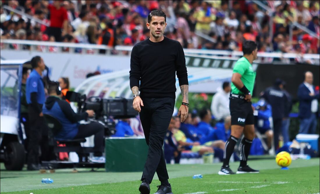 Fernando Gago observa las acciones en un partido de Chivas FOTO: Imago7