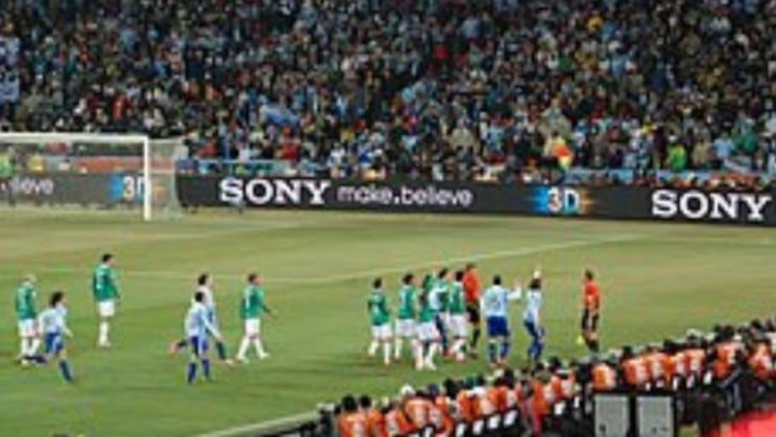 Los jugadores mexicanos señalaban a las pantallas para que vieran los árbitros el claro fuera de lugar de Carlos Tévez. Foto: Especial