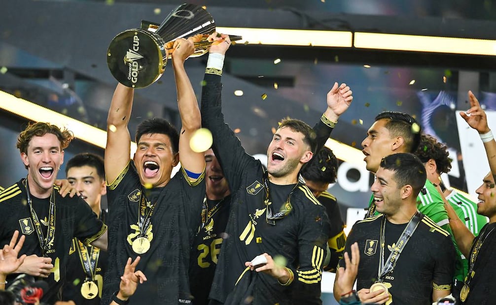 Durante la celebración por haber ganado la Copa Oro, Santiago Giménez ya había perdido su medalla. Foto: Imago7