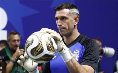 Emiliano Martínez se convirtió en la semifinal del Mundial 2026 en el arquero argentino con más apariciones en Copas del Mundo. FOTO: EFE