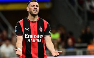 Santiago Giménez terminó la temporada con un histórico récord negativo en el Milan 